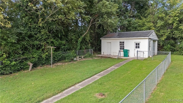 view of yard featuring an outbuilding