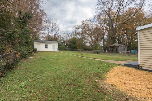 view of yard featuring a shed