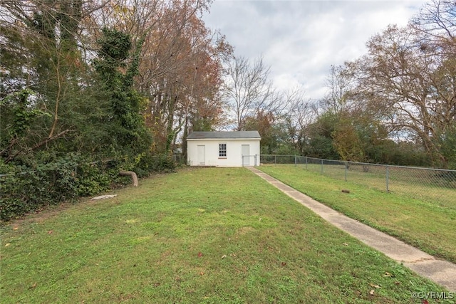 view of yard featuring an outbuilding