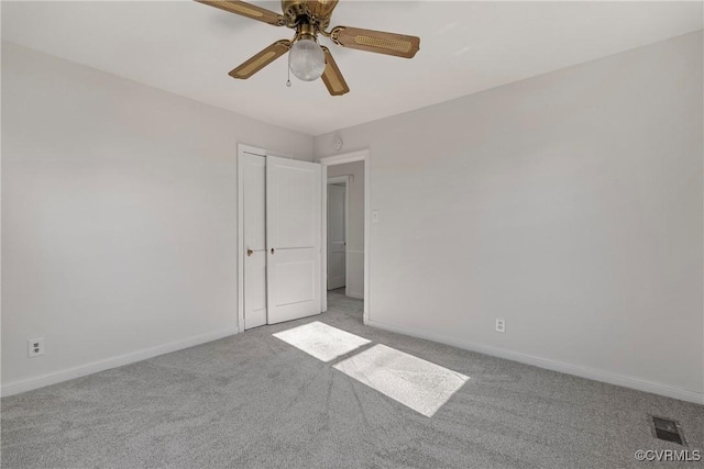 carpeted empty room featuring ceiling fan