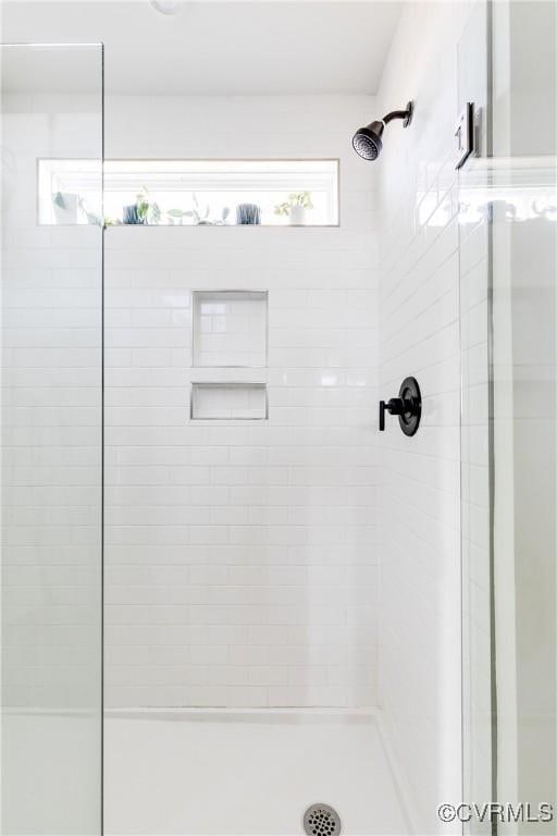 bathroom featuring a tile shower