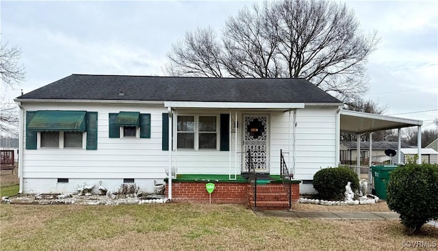 view of front of home featuring a carport and a front yard