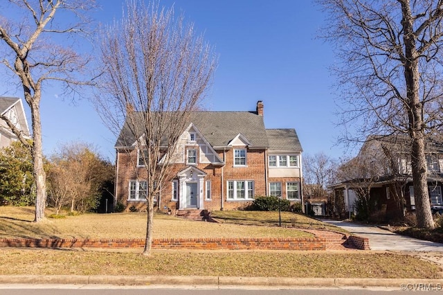 view of front of property featuring a front yard