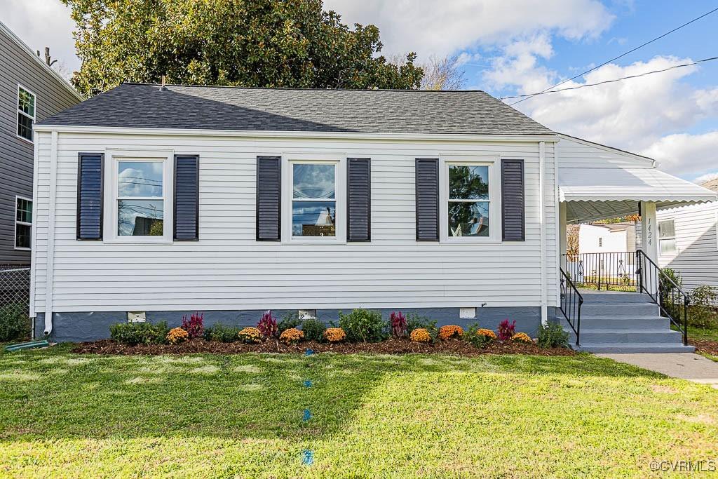 view of front of house with a front yard