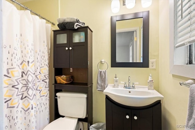803 Lake Caroline Dr, Abingdon, VA 22546 - bathroom featuring toilet, vanity, and curtained shower