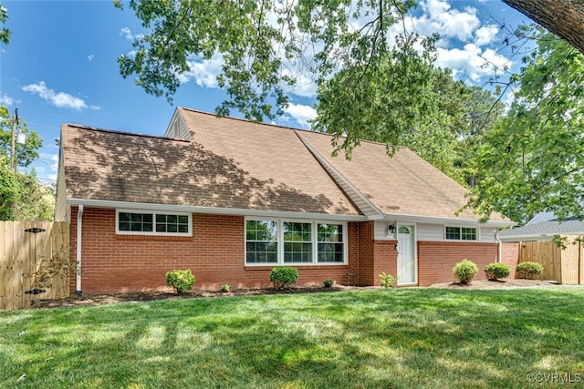 view of front of property featuring a front yard