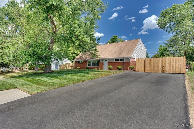 view of front of property with a front yard