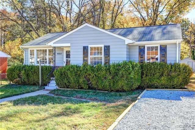 single story home featuring a front lawn