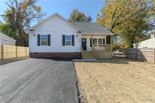 view of front of property featuring covered porch