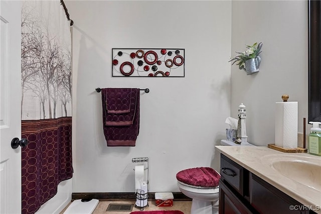 bathroom with a shower with curtain, vanity, and toilet