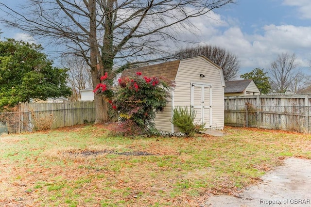 view of yard with a storage shed