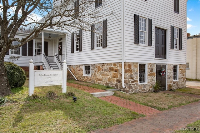 view of front facade with a front lawn