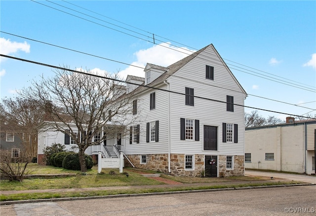 view of front of house featuring a front yard