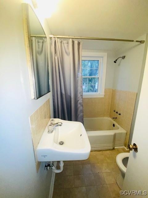 full bathroom with shower / bathtub combination with curtain, sink, tile patterned flooring, and toilet