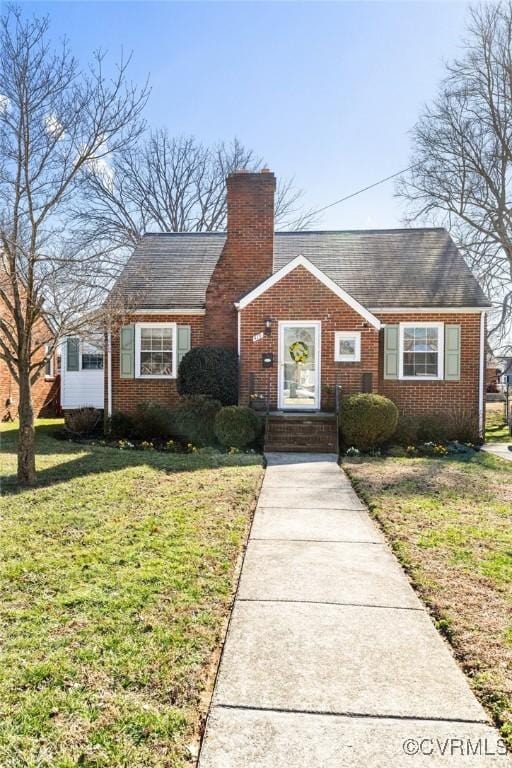 view of front facade with a front yard