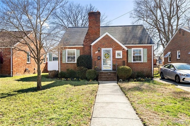 bungalow featuring a front lawn