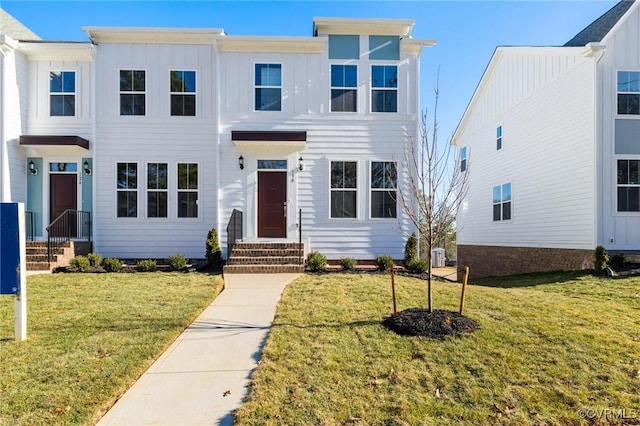 view of front of house with a front lawn