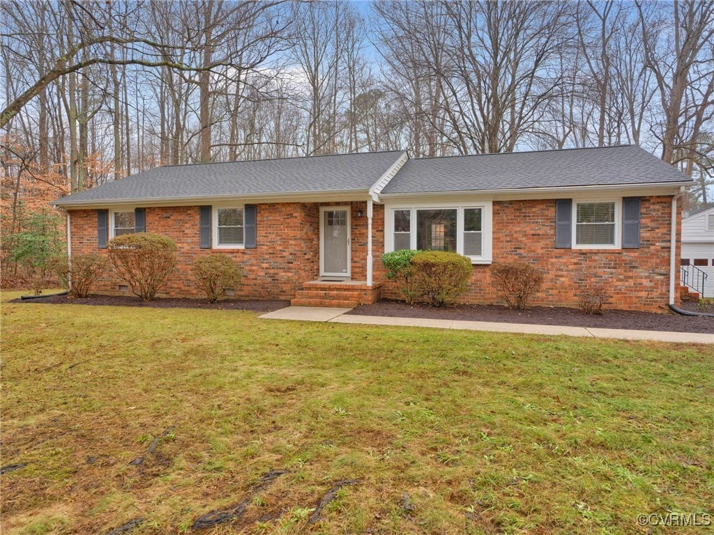 single story home featuring a front yard