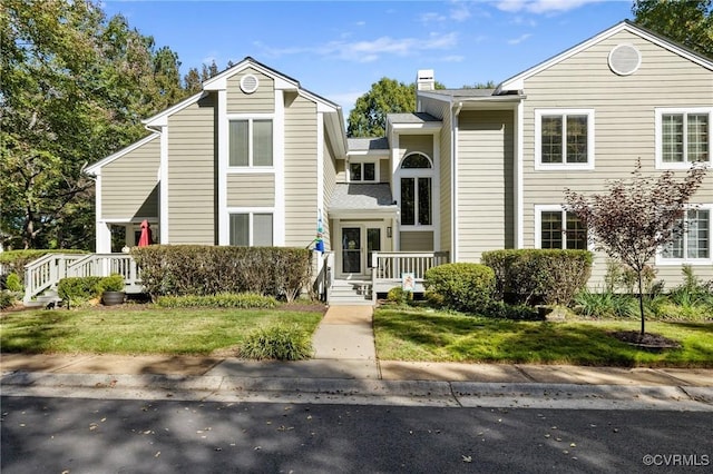 view of front of house featuring a front lawn