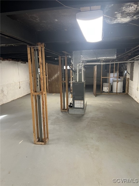 basement with heating unit and washer / clothes dryer