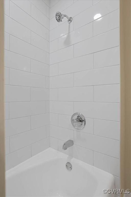 bathroom with tiled shower / bath combo