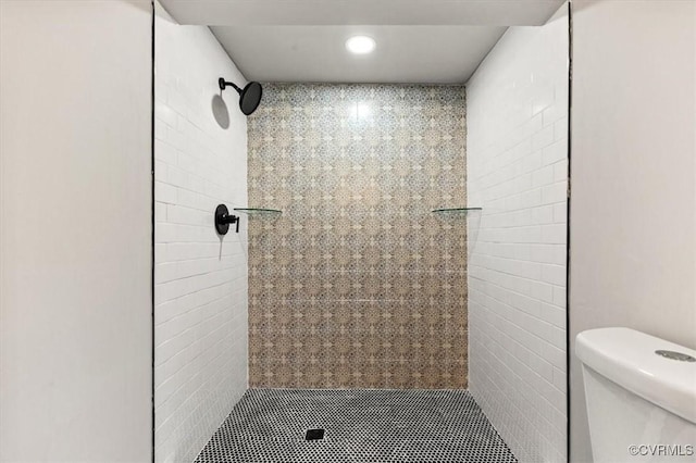 full bathroom featuring toilet, a tile shower, and recessed lighting