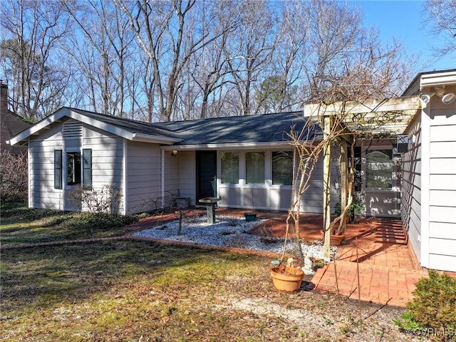 view of front of property with a front lawn