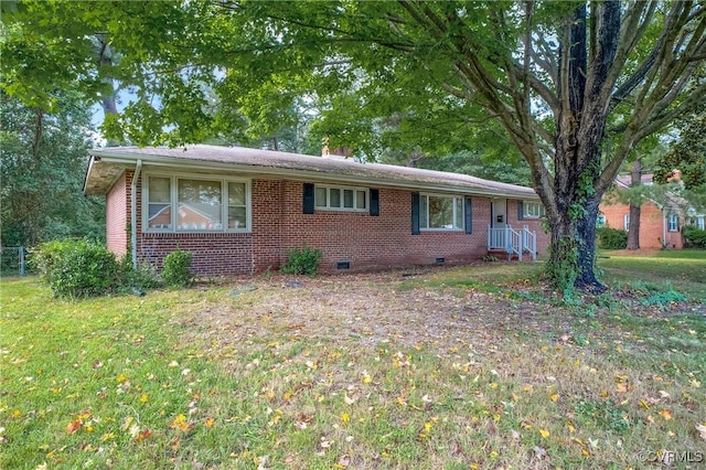 single story home with a front lawn