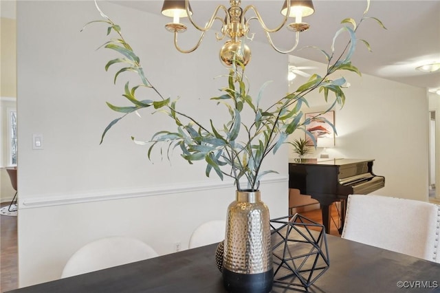 room details featuring a notable chandelier