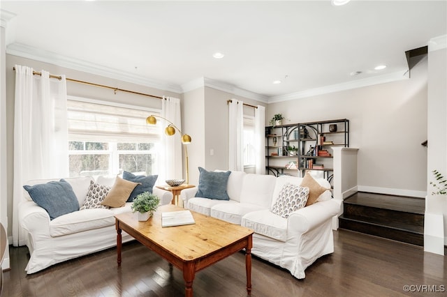 living room featuring baseboards, recessed lighting, wood finished floors, and crown molding