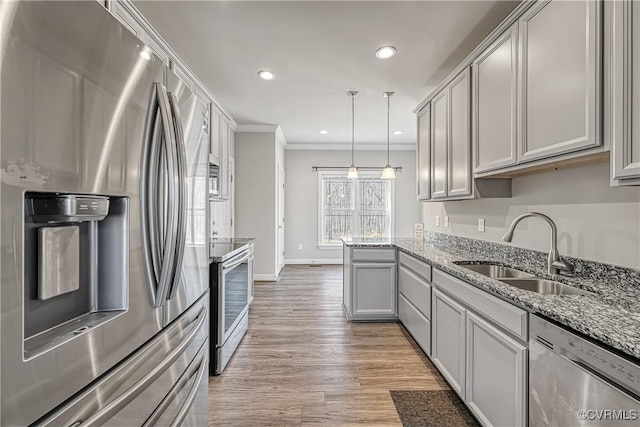 kitchen featuring a sink, recessed lighting, light wood-style floors, appliances with stainless steel finishes, and crown molding