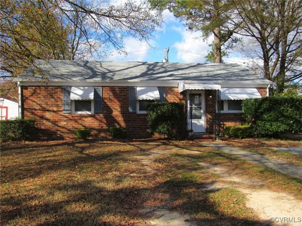 single story home with a front yard