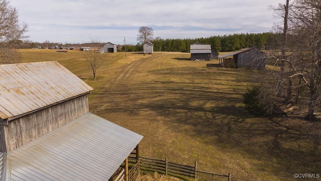 view of yard featuring a storage unit