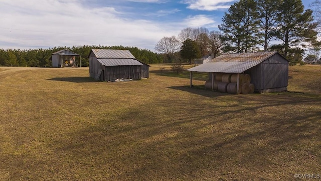 view of yard featuring an outbuilding