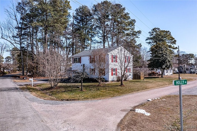 view of front of property featuring a front yard