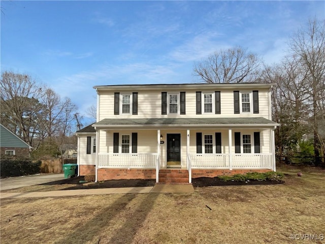 view of front of property with covered porch and a front lawn