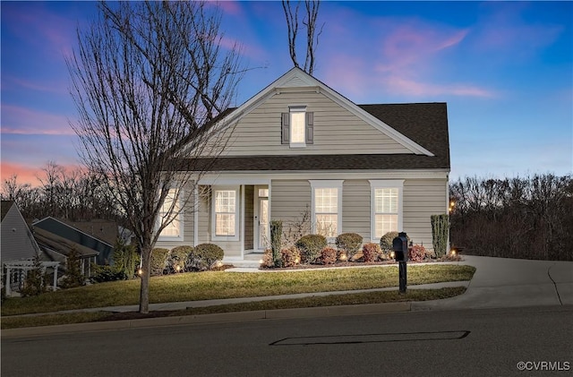 view of front facade with a yard