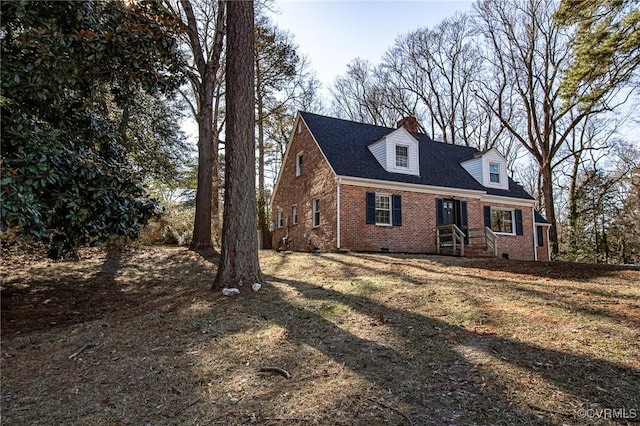 cape cod-style house featuring a front lawn