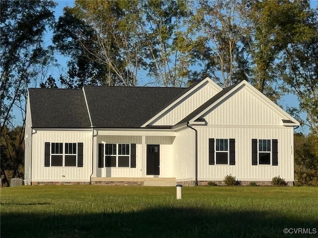 view of front facade with a front lawn