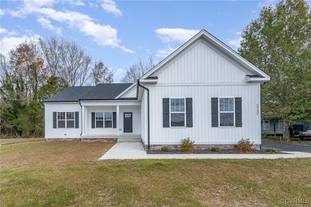 view of front of home featuring a front lawn