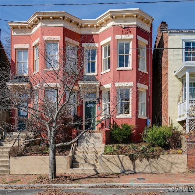 view of italianate home