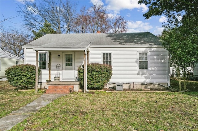 view of front facade with a front yard