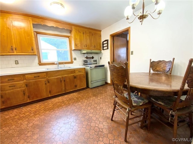 kitchen featuring a notable chandelier, decorative backsplash, sink, and electric range