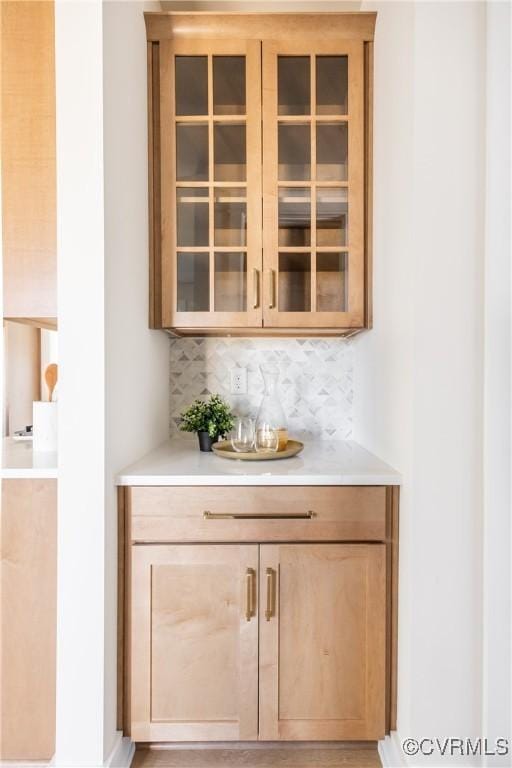 bar featuring decorative backsplash