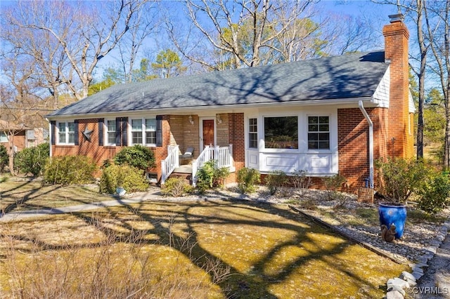 ranch-style house featuring a front lawn