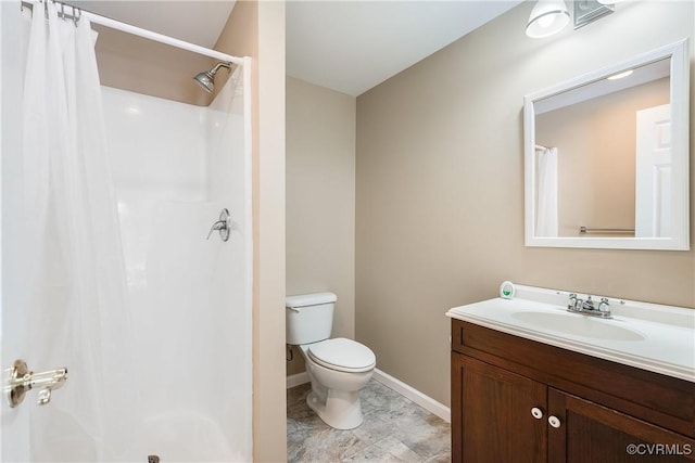 full bathroom featuring vanity, toilet, baseboards, and a shower with shower curtain