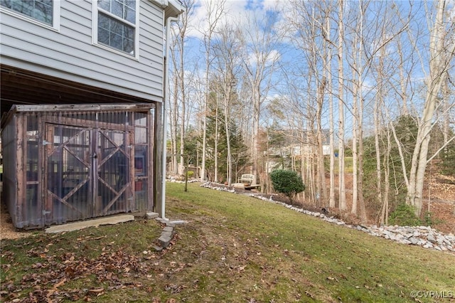 view of yard with an outdoor structure