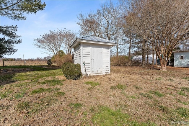 view of yard featuring a storage shed and an outdoor structure