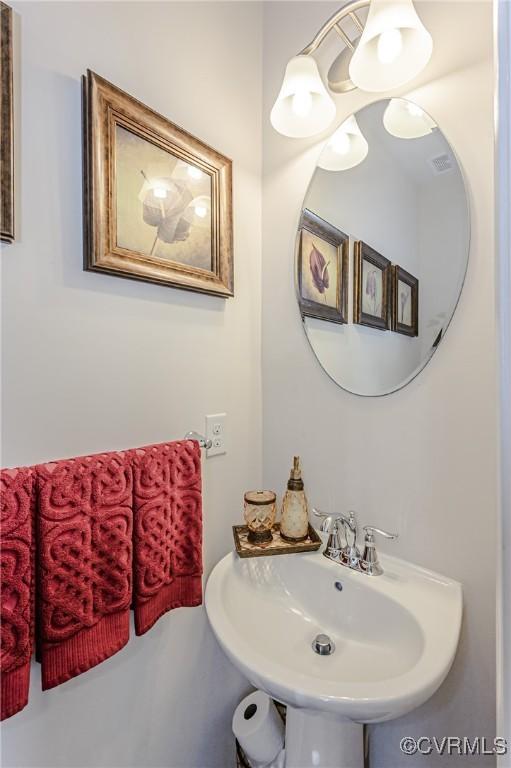 bathroom featuring a sink