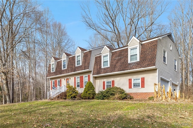 view of front of house featuring an attached garage, a shingled roof, a front lawn, and a gambrel roof